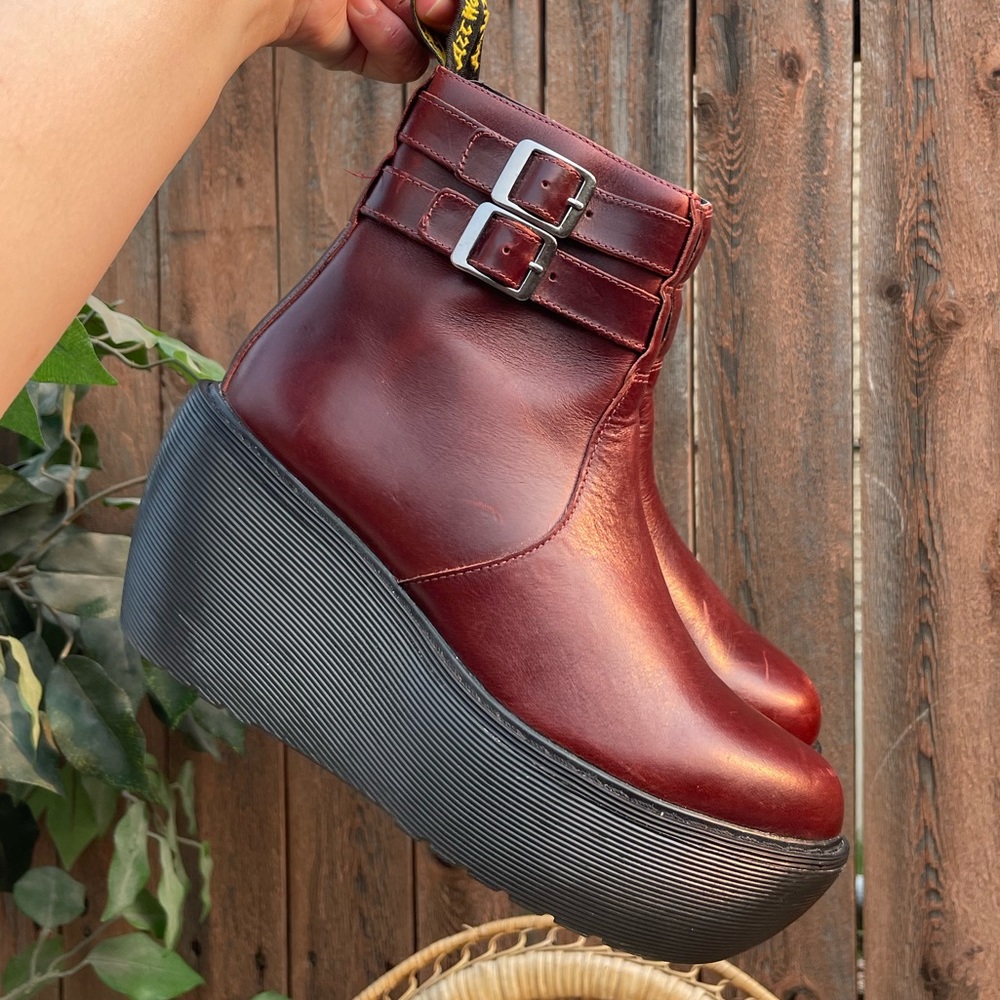 Dr. Martens Caitlin platform boots Us 6